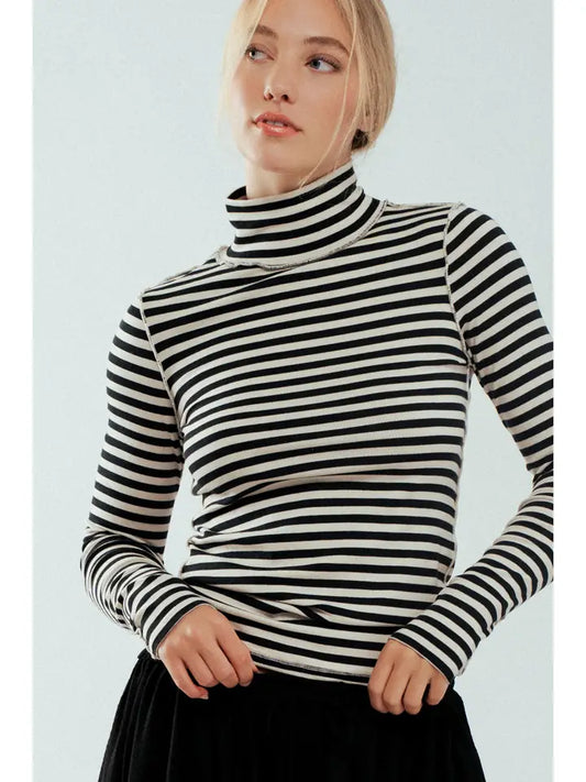 Contrast Seam Turtleneck Knit Top